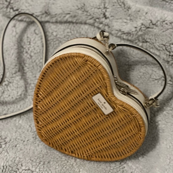 Heart-Shaped Wicker Crossbody Bag - Picture 4 of 5